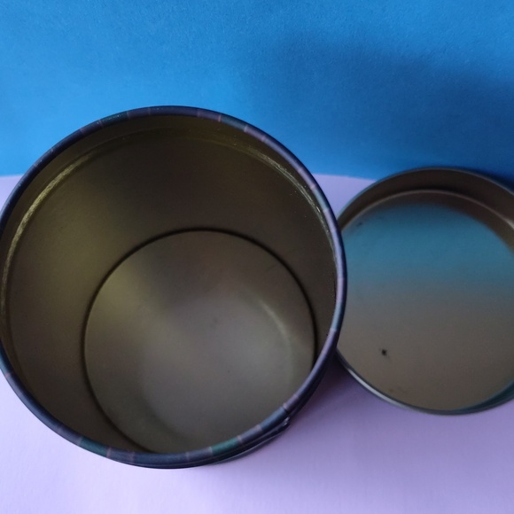 Christmas Holiday Kitty Tin - Picture 4 of 6